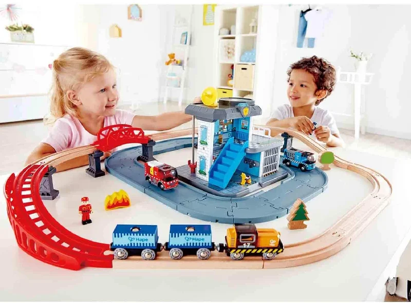 EMERGENCY SERVICES HQ Train Set Hape